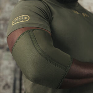 Coudières SBD de couleur kaki en néoprène de 7 mm offrant maintien, compression et confort pour la musculation, le strongman et le streetlifting.