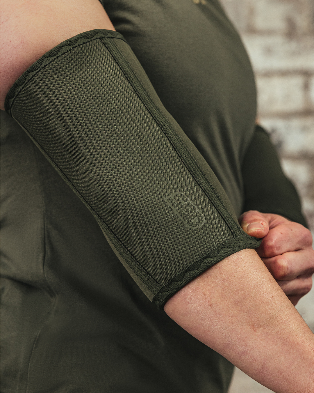 Coudières SBD de couleur kaki en néoprène de 7 mm offrant maintien, compression et confort pour la musculation, le strongman et le streetlifting.